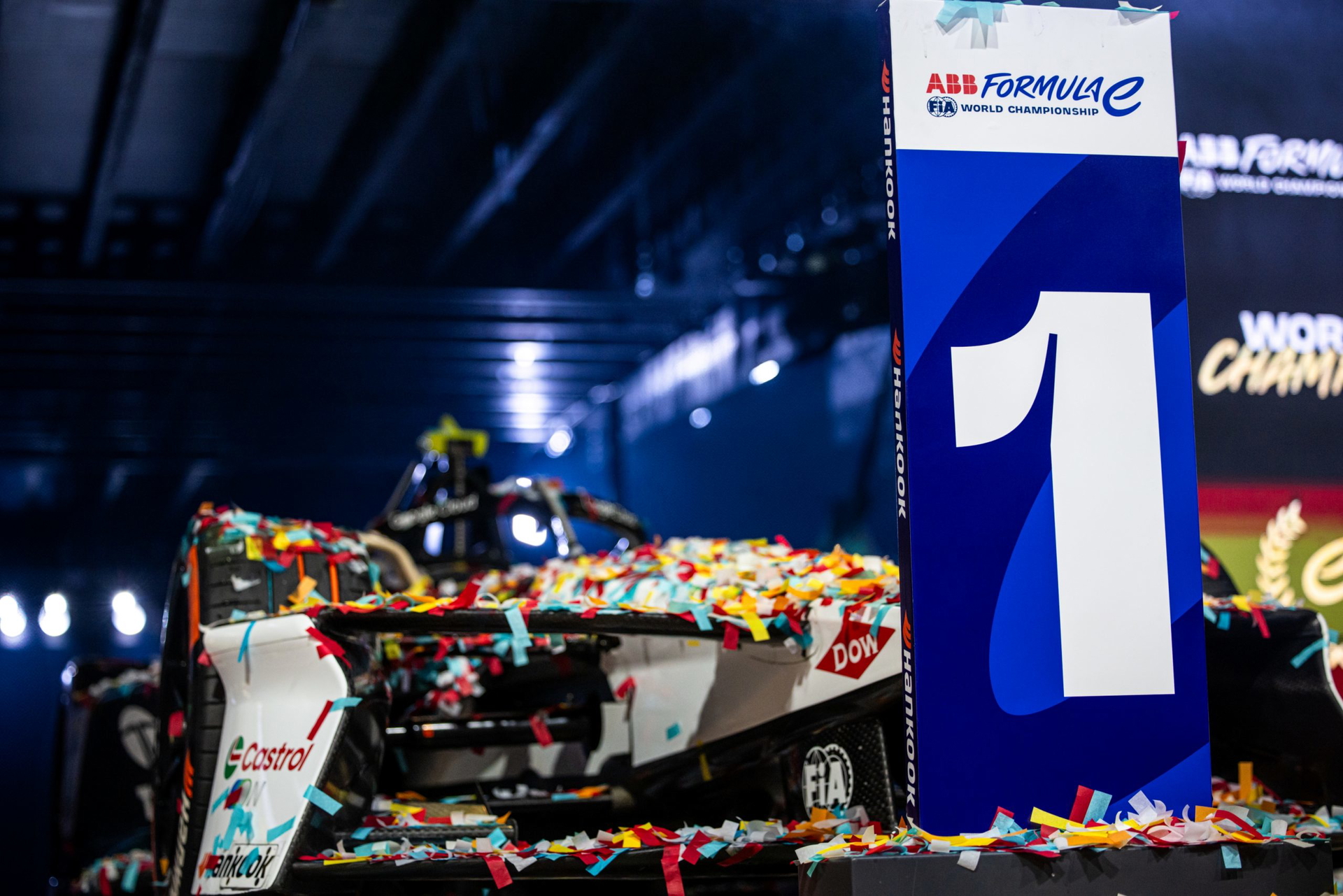 Coche de Fórmula E en el podio, decorado tras la victoria.