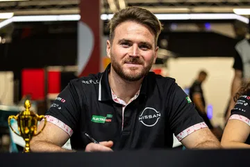 El piloto de Nissan celebra su éxito en el ePrix de Londres 2025.