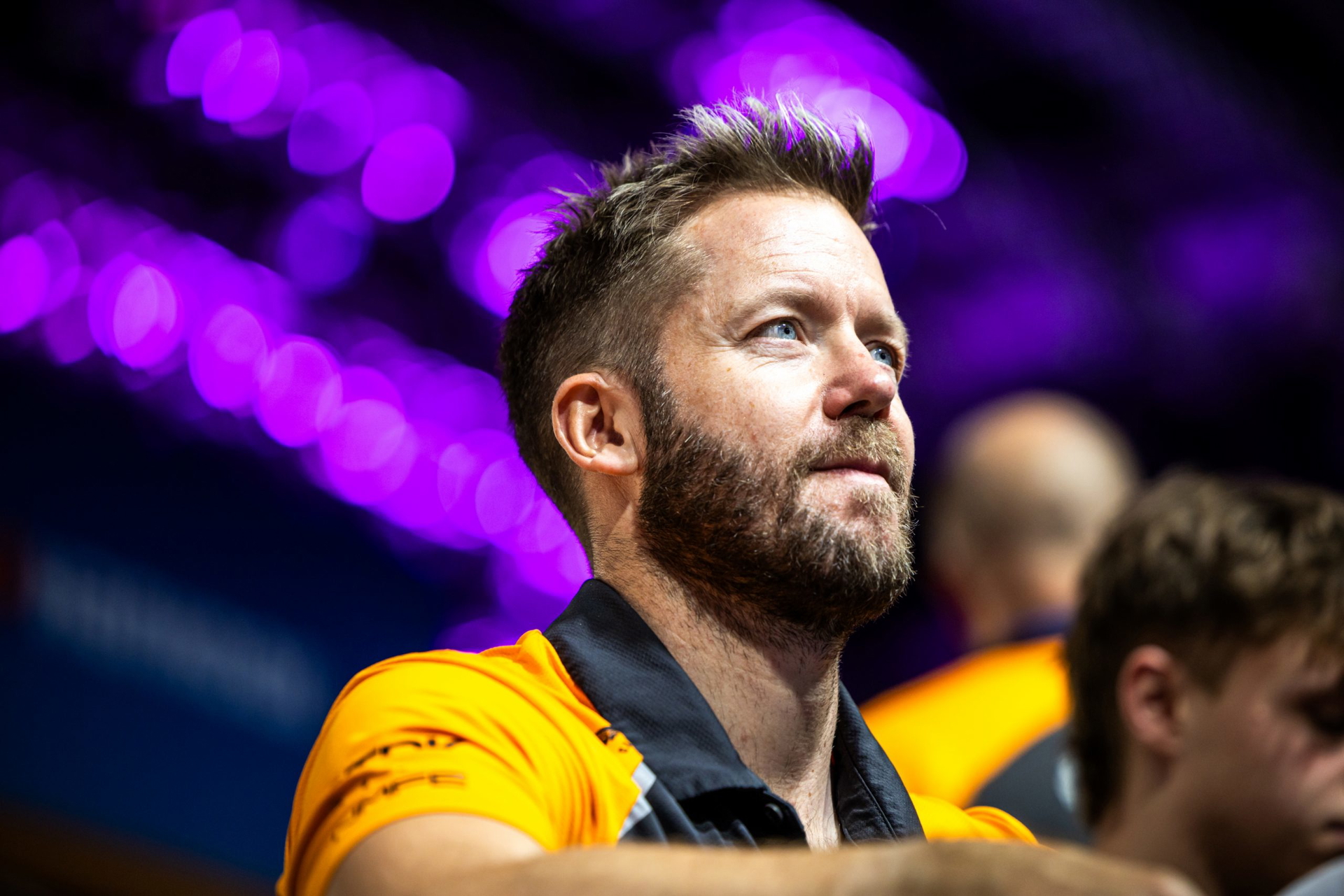 El piloto se prepara para la competencia en un ambiente eléctrico.