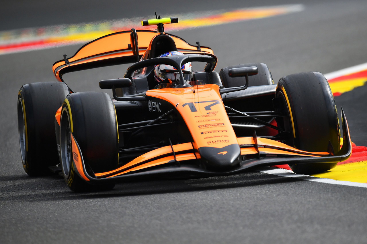 El monoplaza de McLaren compite en Spa, mostrando su aerodinámica avanzada.