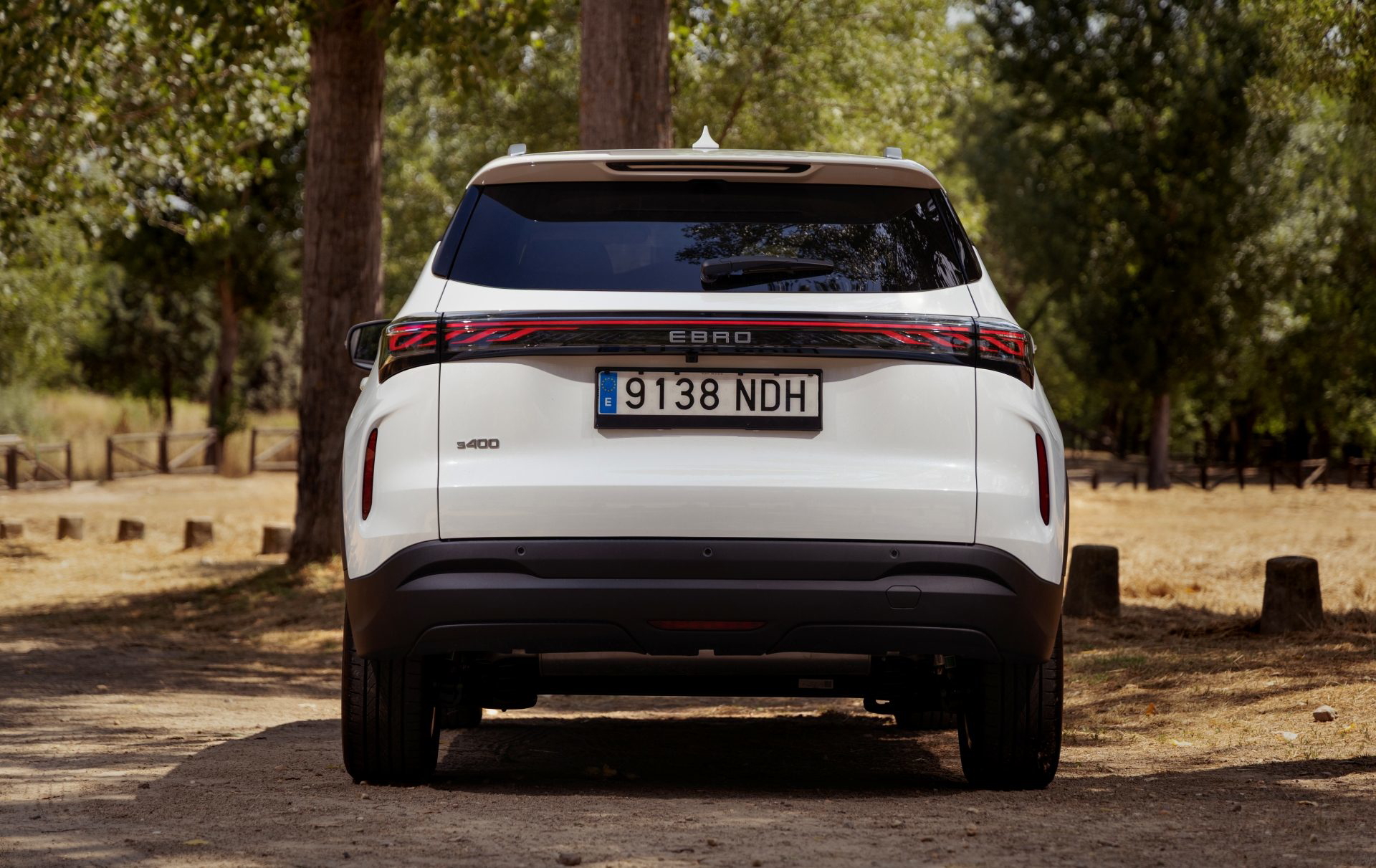 Vista trasera del Ebro S400, un SUV bien equipado con más de 200 CV.