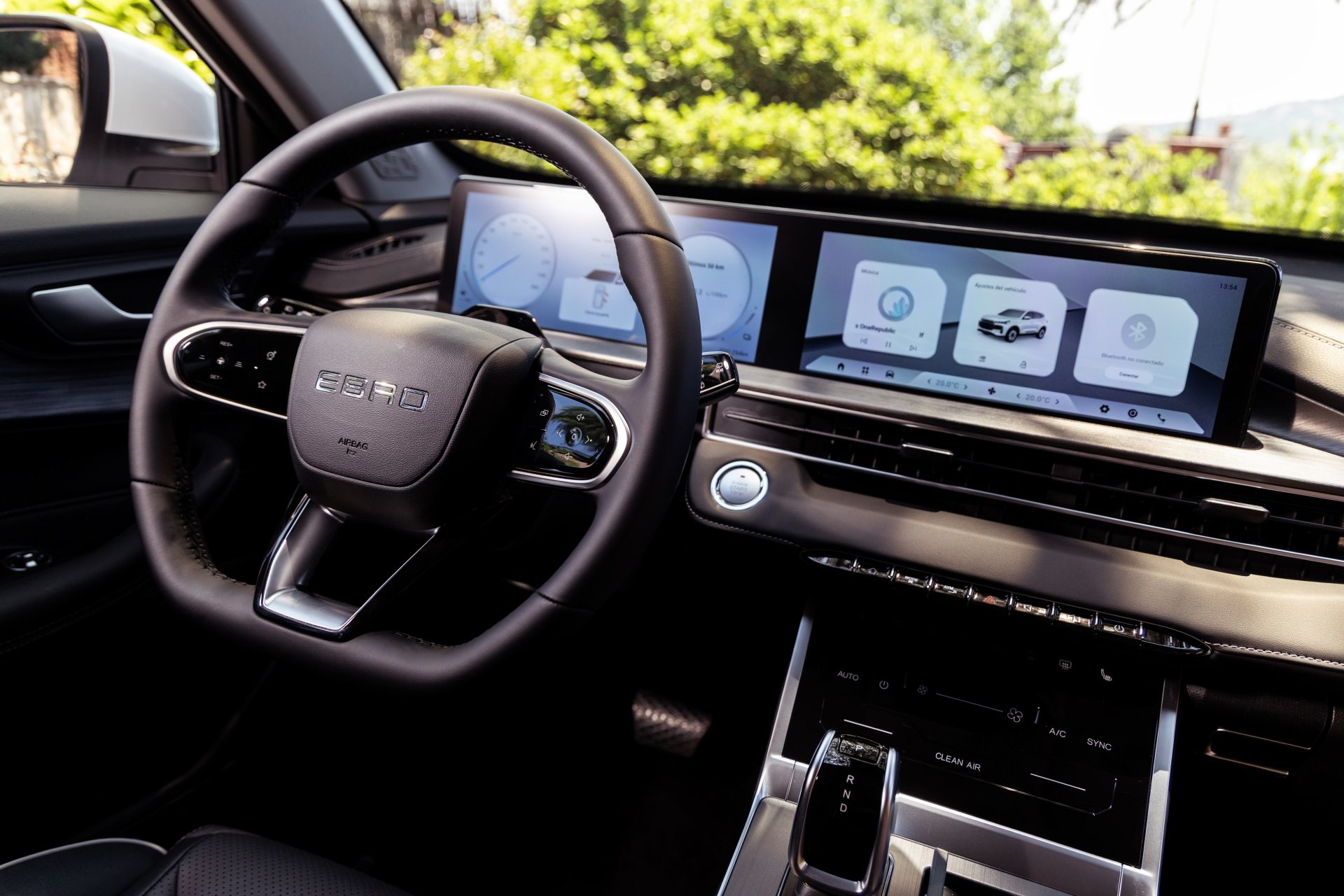 Habitáculo moderno con pantallas digitales que destacan su tecnología.