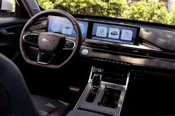 Su interior destaca por sus pantallas digitales y un diseño moderno y funcional.