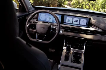 Habitáculo moderno y tecnológico, equipado con pantallas digitales.