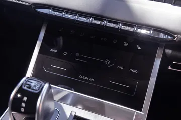 Detalles del panel de control que destacan la tecnología de este SUV.