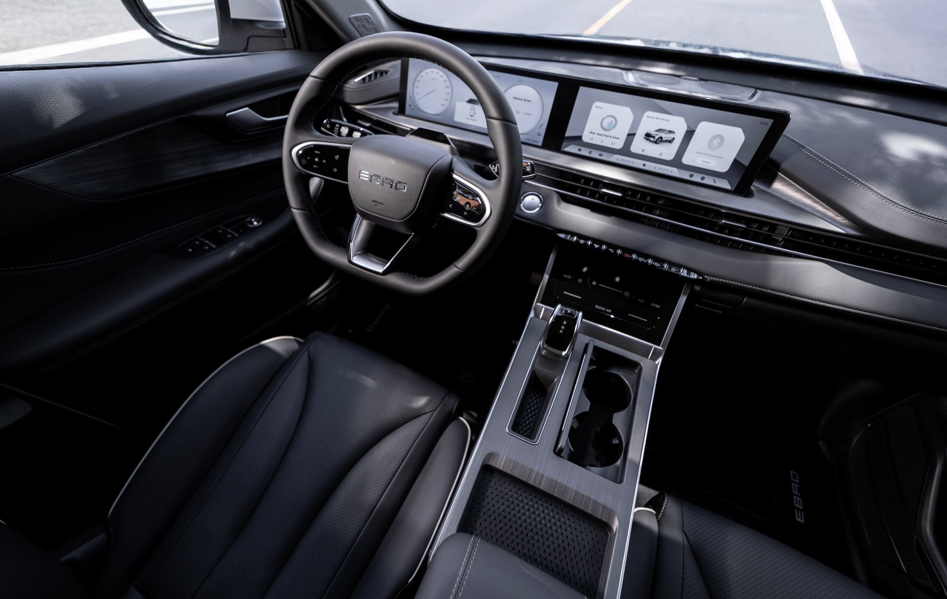 Diseño moderno con pantallas digitales y acabados de calidad.