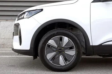 Vista lateral del Ebro S400, destacando su diseño moderno y llantas de perfil bajo.