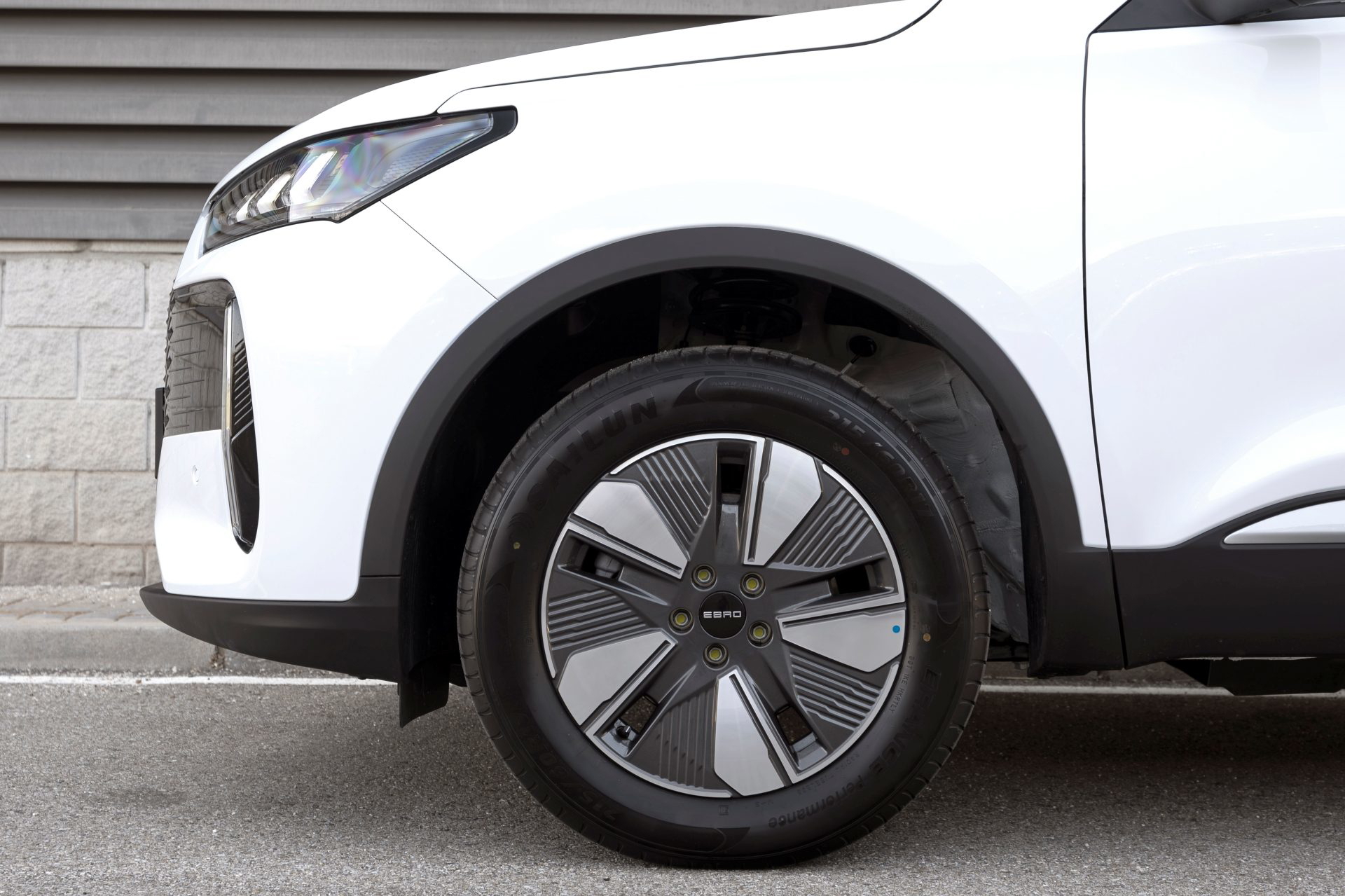 Vista lateral del Ebro S400, destacando su diseño moderno y llantas de perfil bajo.