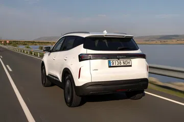 SUV bien equipado y potente, alternativa a híbridos de Toyota y Renault