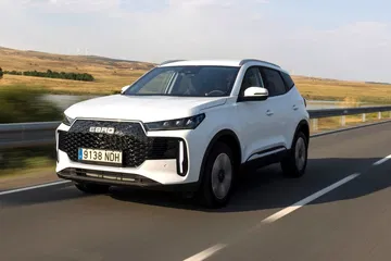 Este SUV combina diseño moderno y potencia, ideal como alternativa a híbridos.
