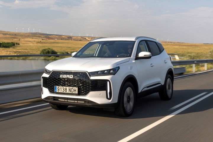 ebro-s400-2025-107 Bien equipado y con más de 200 CV, este SUV es la mejor alternativa actual a los híbridos de Toyota y Renault.