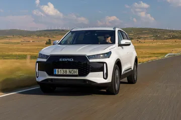 SUV ebro S400, diseño moderno y eficiente.