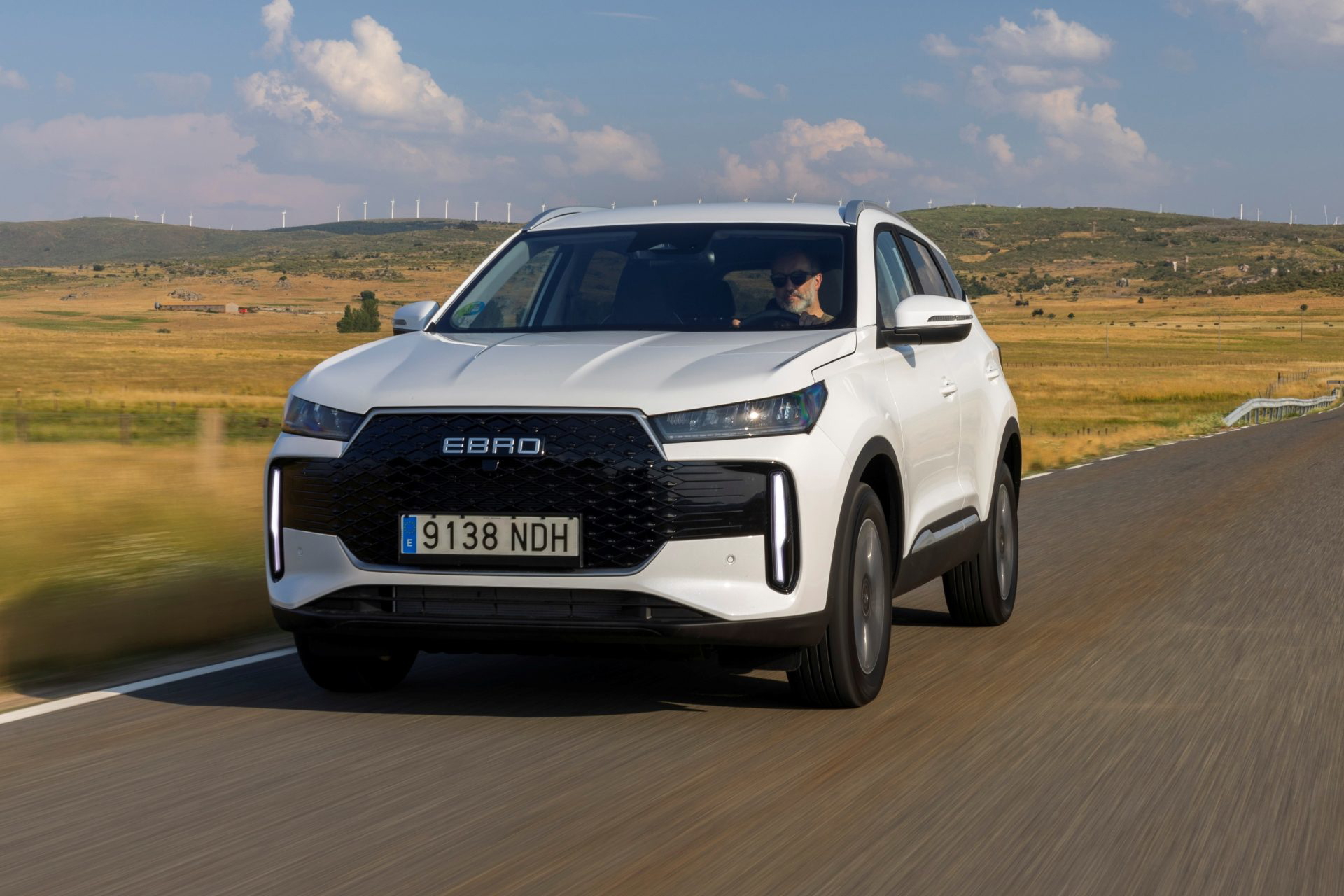 SUV ebro S400, diseño moderno y eficiente.