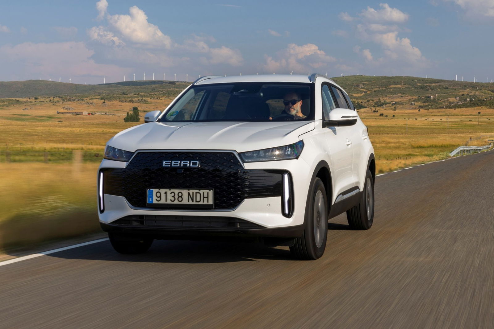 SUV ebro S400, diseño moderno y eficiente.