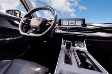 El habitáculo del Ebro S400 destaca por su diseño moderno y tecnología avanzada.