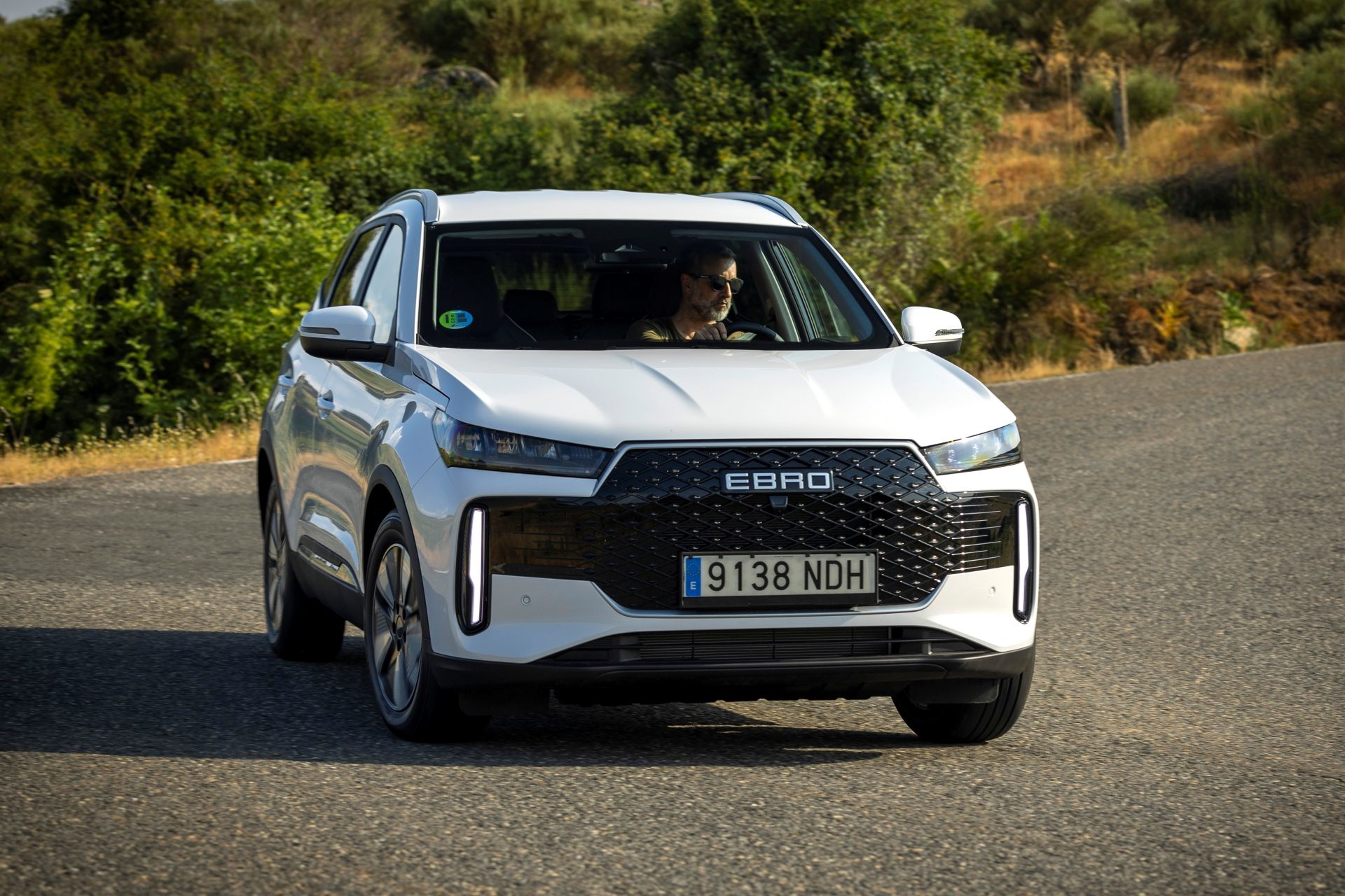 SUV ebro S400 2025 en acción, destacando su diseño moderno y fuerza