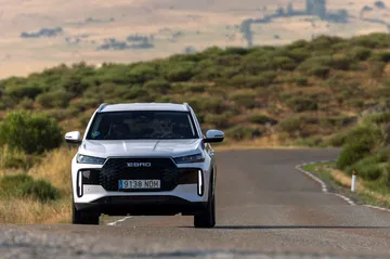 El SUV se presenta robusto y bien equipado, ideal para competidores híbridos.