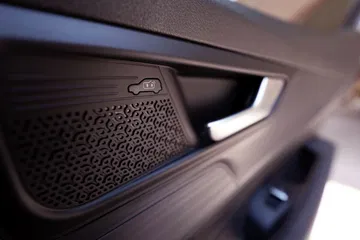 Vista del diseño del panel de la puerta, que combina estética y funcionalidad.