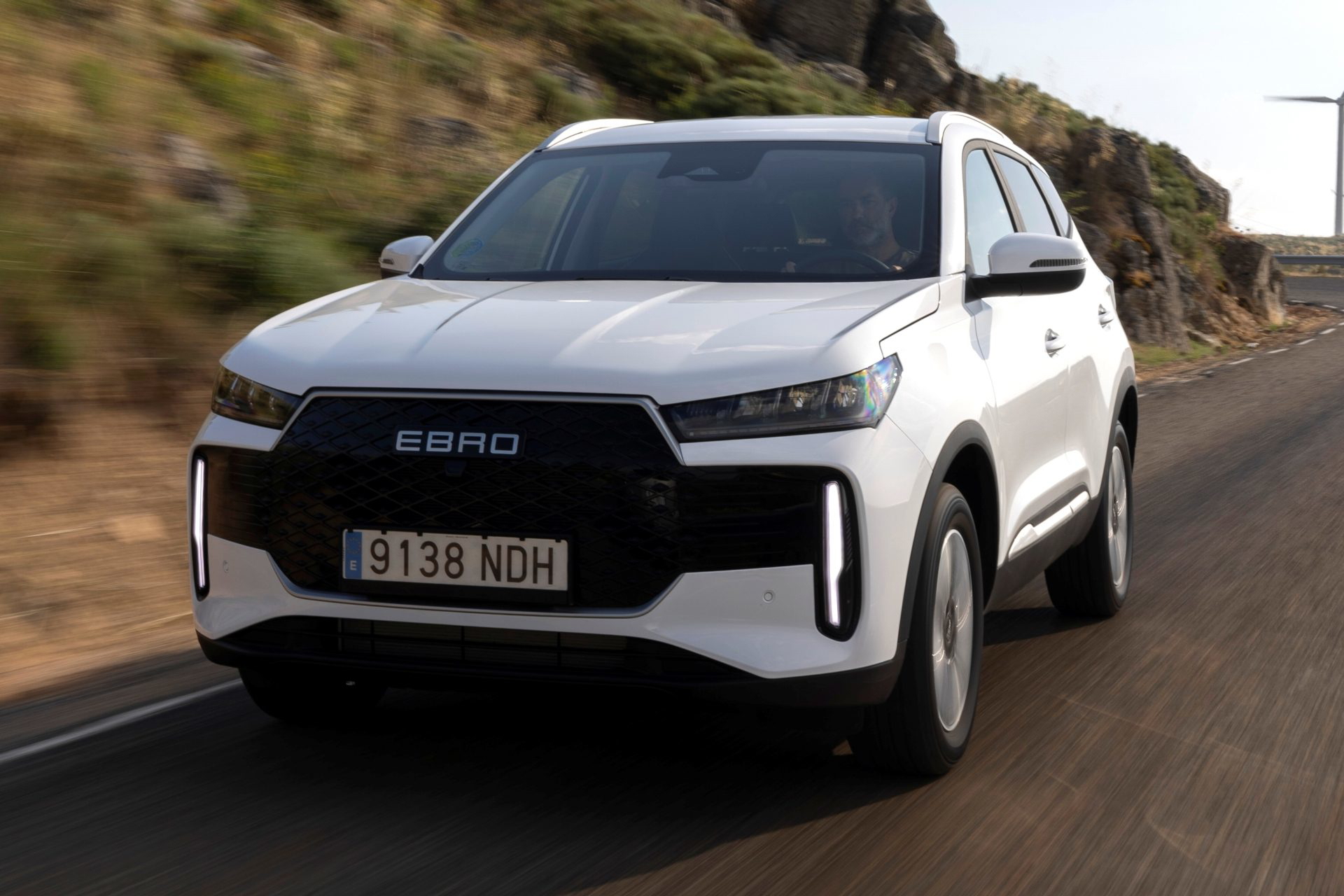 SUV ebro S400 2025, potente y moderno, ideal para competir contra híbridos