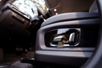 Detalle del mecanismo de ajuste del asiento, práctico y ergonómico.