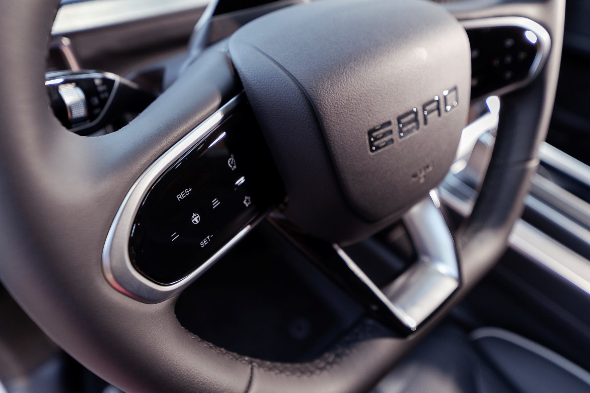 El volante del Ebro S400 cuenta con controles intuitivos que mejoran la experiencia de conducción.
