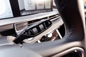 La imagen muestra el control central, destacando su diseño moderno y funcionalidad