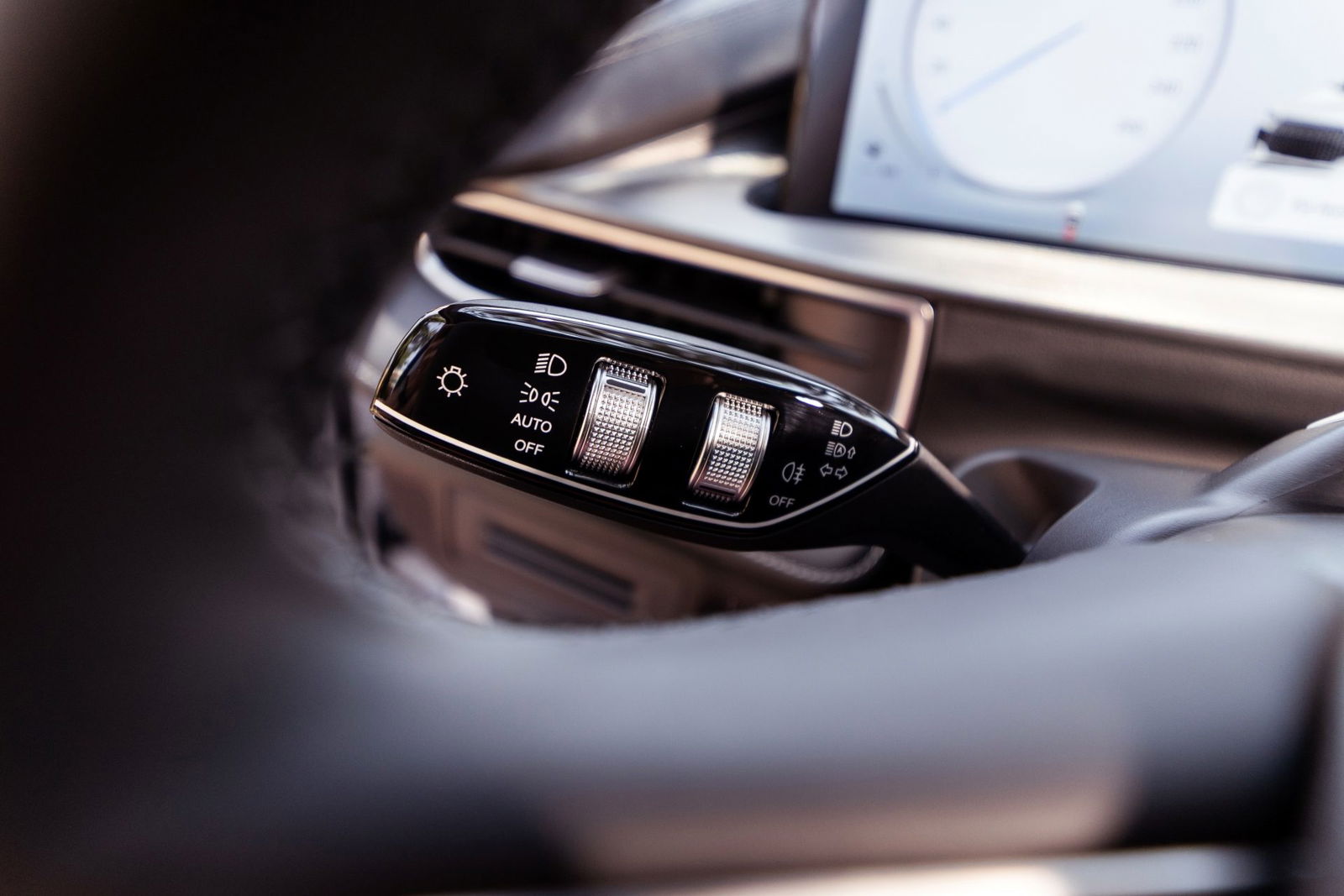 Controladores de funciones integrados en el volante, optimizando la experiencia de conducción.
