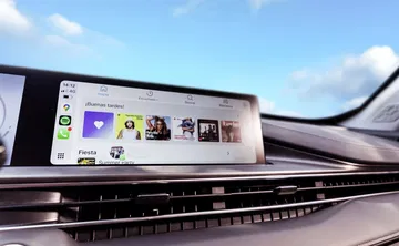 Pantalla multimedia moderna que integra diversas funciones y conecta con el usuario.