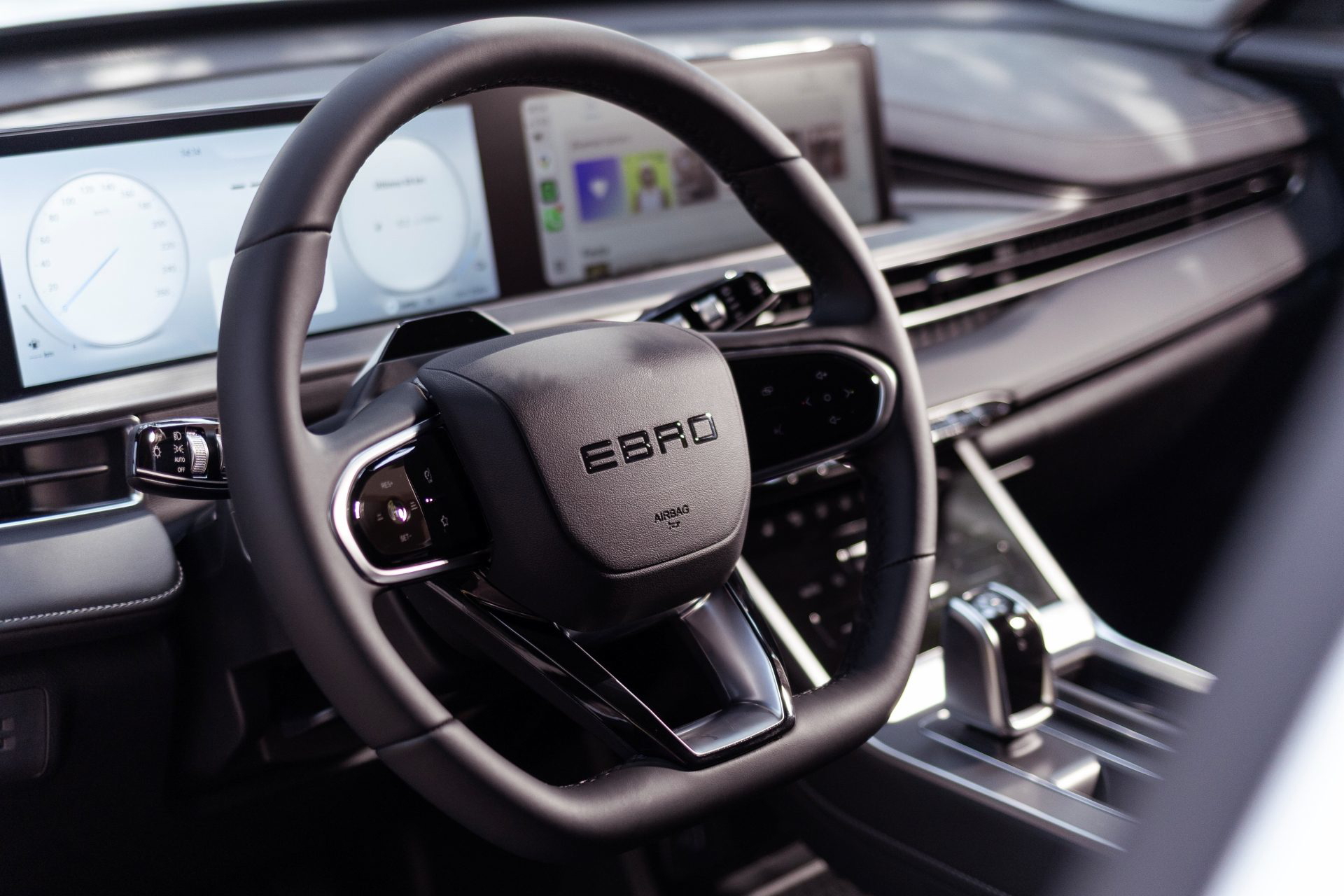 Interior moderno y tecnológico, con un volante distintivo y pantallas digitales. Ideal para un SUV contemporáneo.