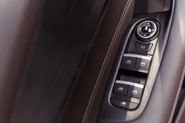 Espejos eléctricas y controles ergonómicos ofrecen comodidad al conductor.