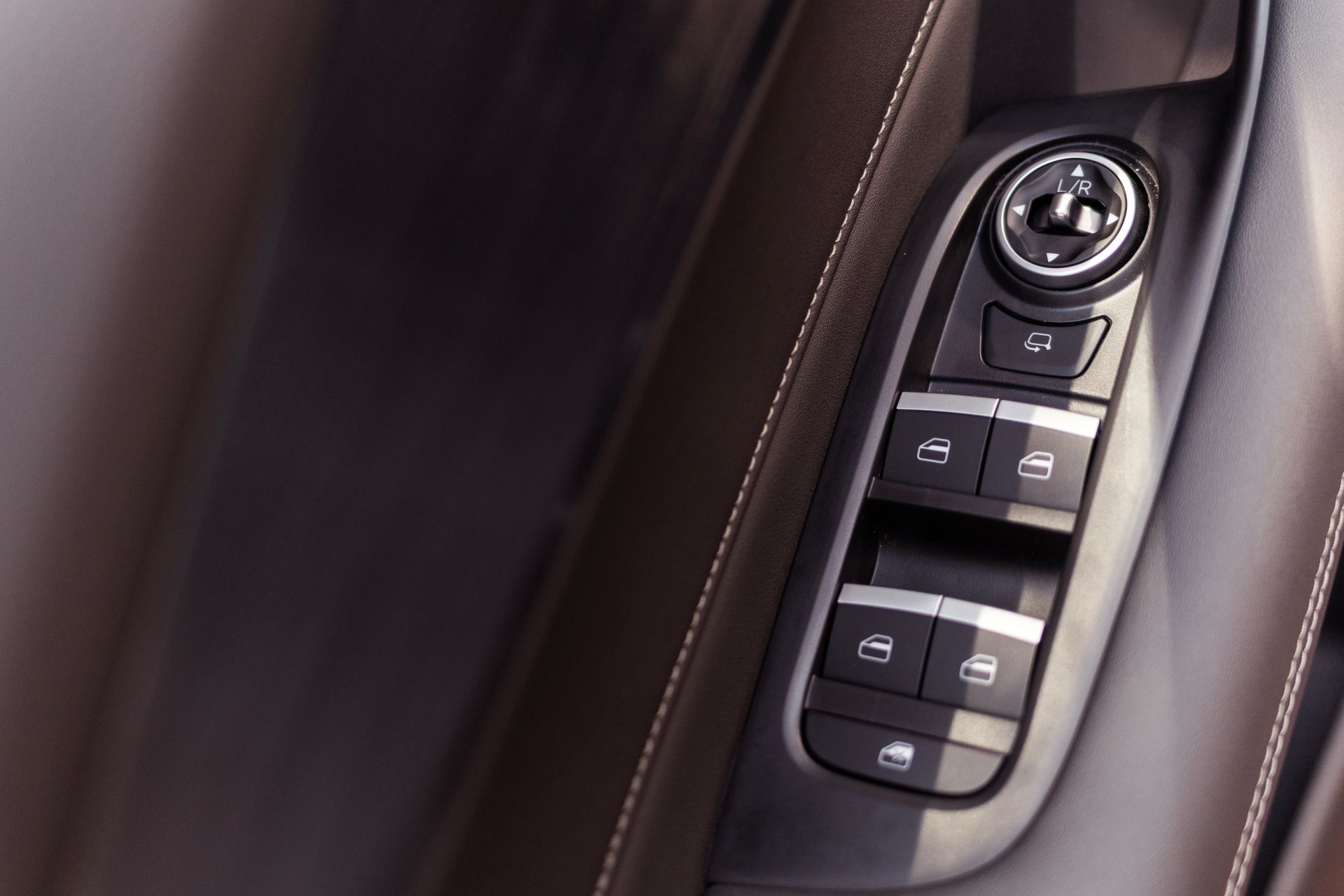 Espejos eléctricas y controles ergonómicos ofrecen comodidad al conductor.