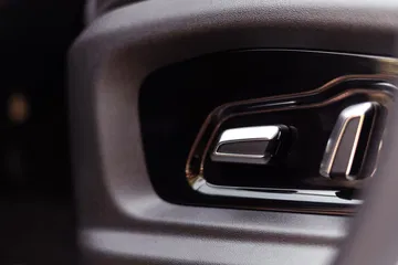 Vista cercana del control de ajuste del asiento, muestra calidad en los acabados.
