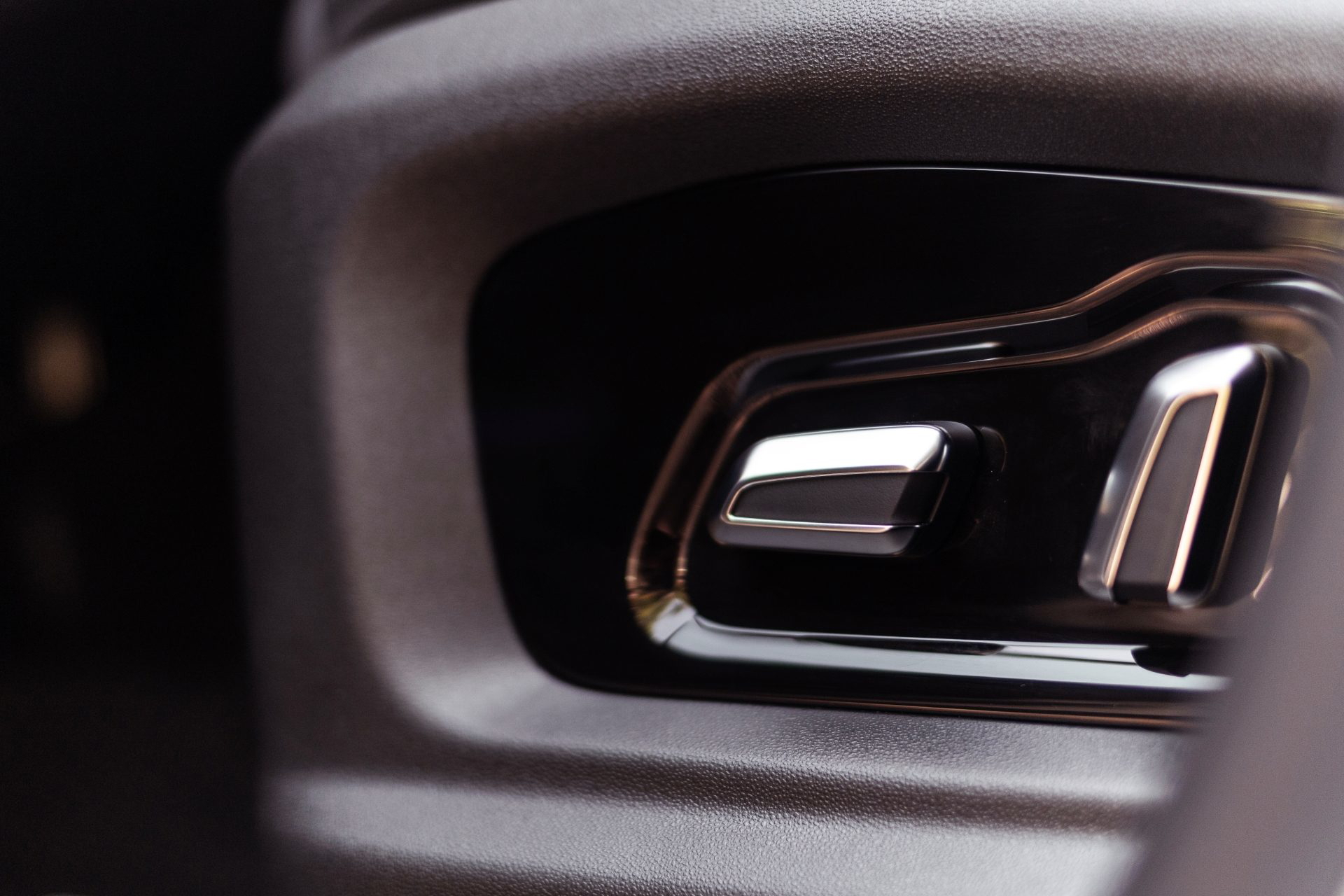 Vista cercana del control de ajuste del asiento, muestra calidad en los acabados.