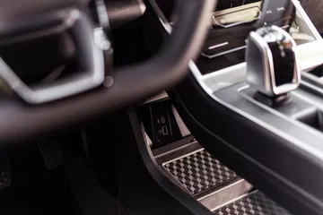 Vista detallada del interior, destacando el selector de marcha y acabados.