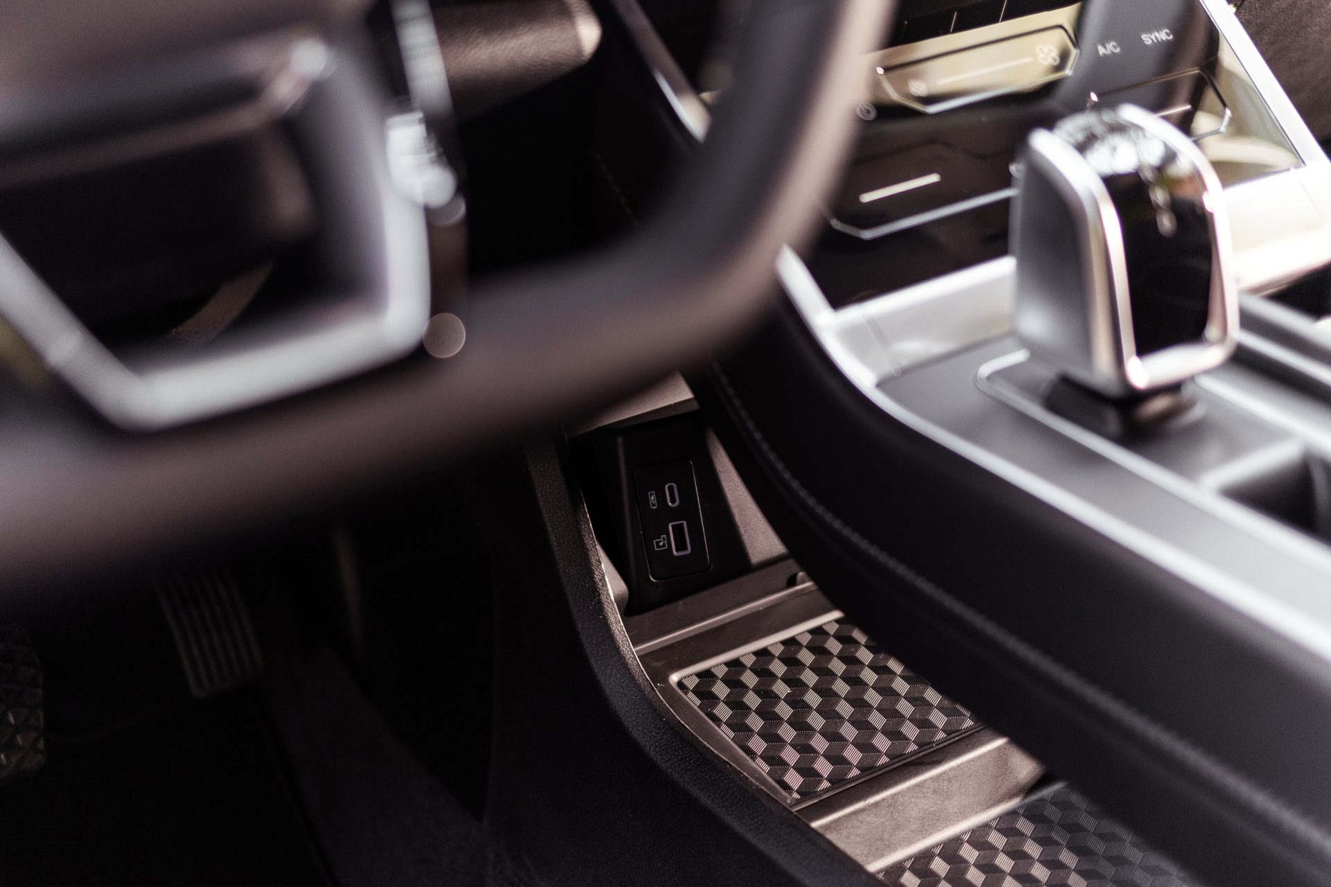 Vista detallada del interior, destacando el selector de marcha y acabados.