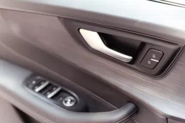 Detalle del panel de la puerta, muestra acabados de calidad y funcionalidades intuitivas.