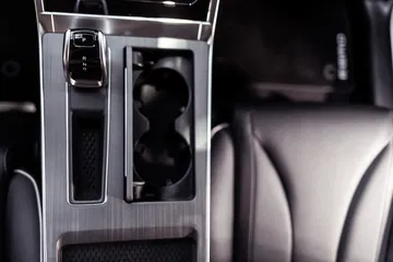 Vista del elegante espacio interior con detalles en acabado metálico.