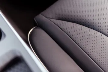 Detalle del asiento, destacando su ergonomía y materiales de alta calidad.