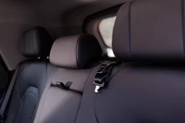 Asientos traseros con un diseño elegante y confortable.