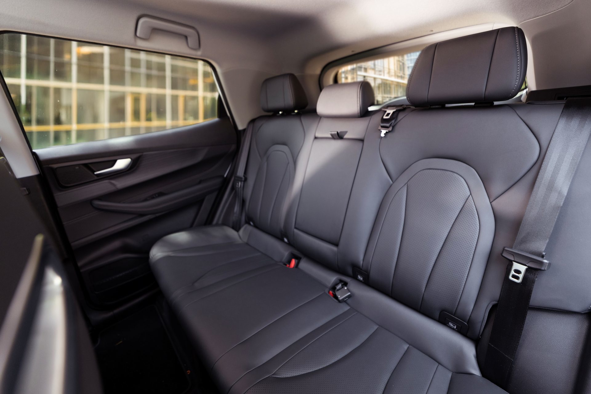 La imagen muestra cómodos asientos traseros del SUV, ideal para viajes largos.