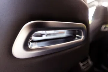 Detalle del tirador trasero, con un diseño moderno y elegante.