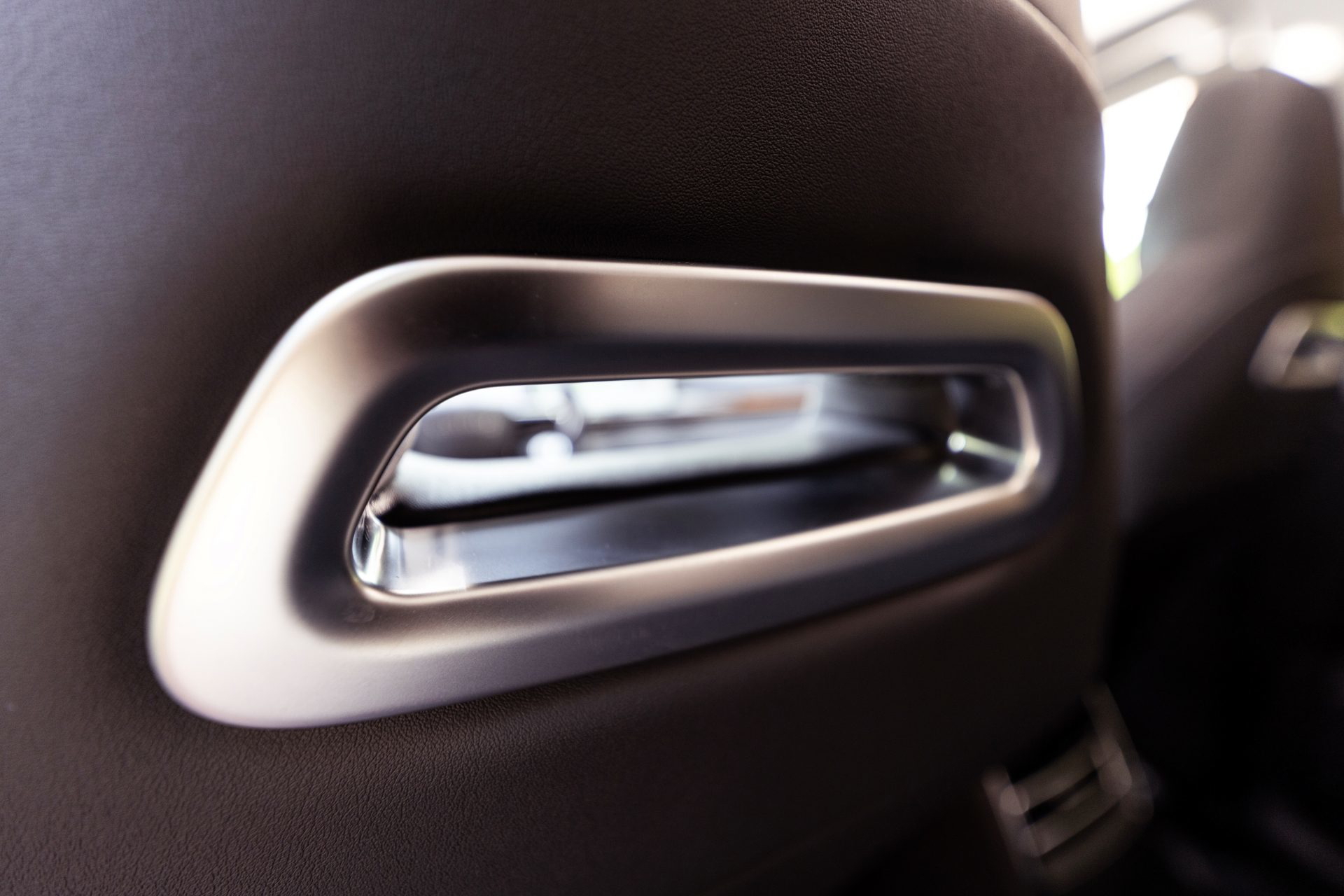 Detalle del tirador trasero, con un diseño moderno y elegante.