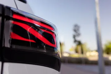 Detalle del faro trasero que refleja un diseño moderno y tecnológico.