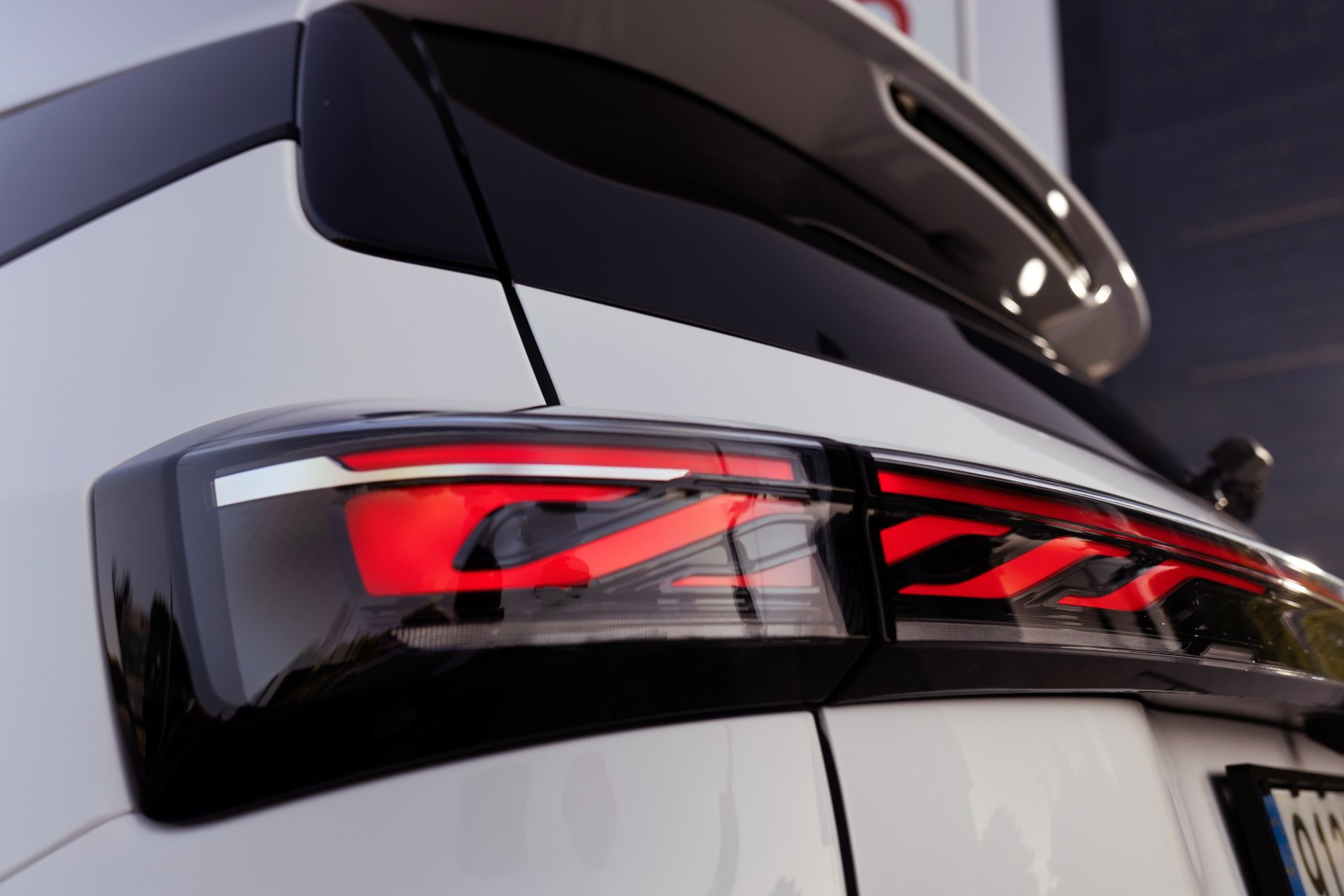 Vista detallada del grupo óptico trasero, que destaca por su diseño moderno.