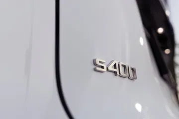 El emblemático S400 destaca por su diseño limpio y moderno.