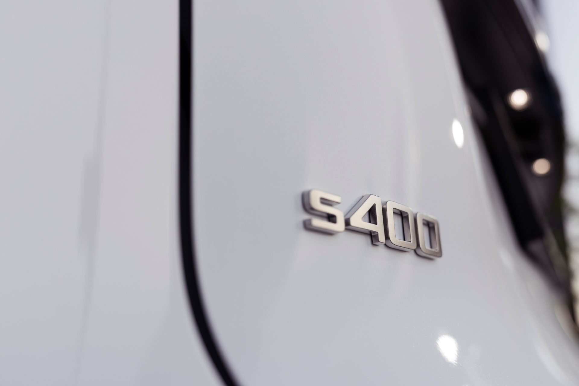 El emblemático S400 destaca por su diseño limpio y moderno.