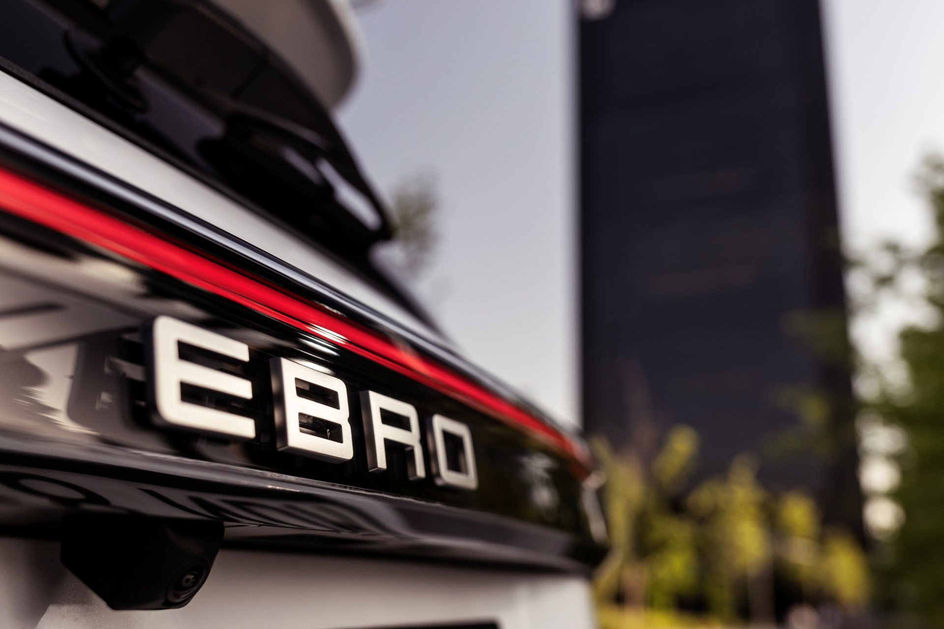 Vista trasera del Ebro S400, un SUV bien equipado y potente.