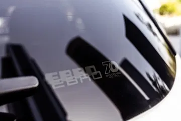 Vista lateral que destaca el emblema Ebro, un SUV prometedor en el mercado actual.