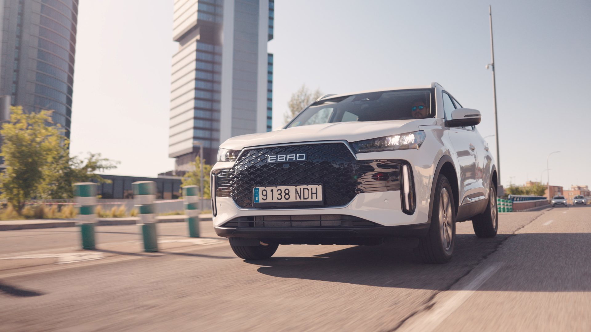 Este SUV destaca por su diseño moderno y robusto, ideal para la ciudad.