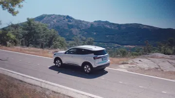 Este SUV combina diseño moderno y potencia, ideal para quienes buscan alternativas a híbridos.